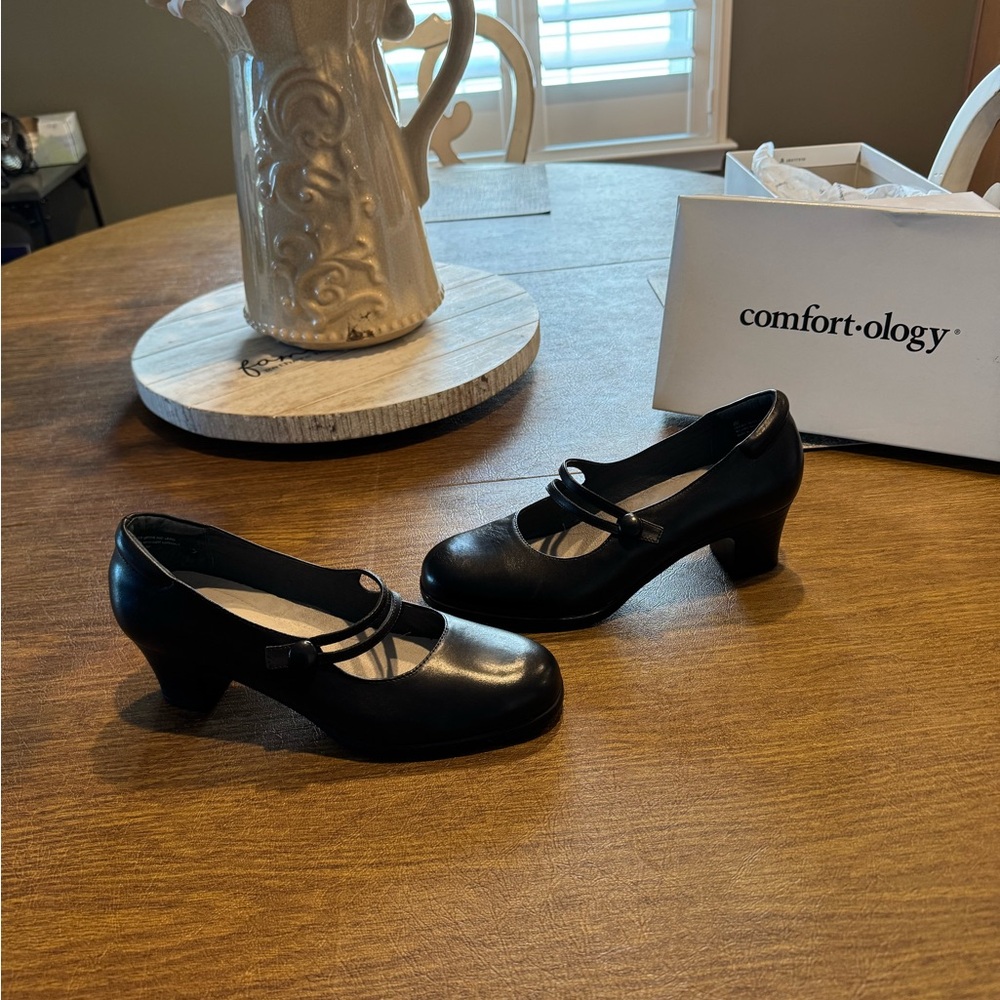 Black Classic Heels with Strap and Rounded Toe